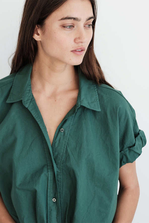 Poplin Short Sleeve Front Twist Shirt in Rainforest-close up of details