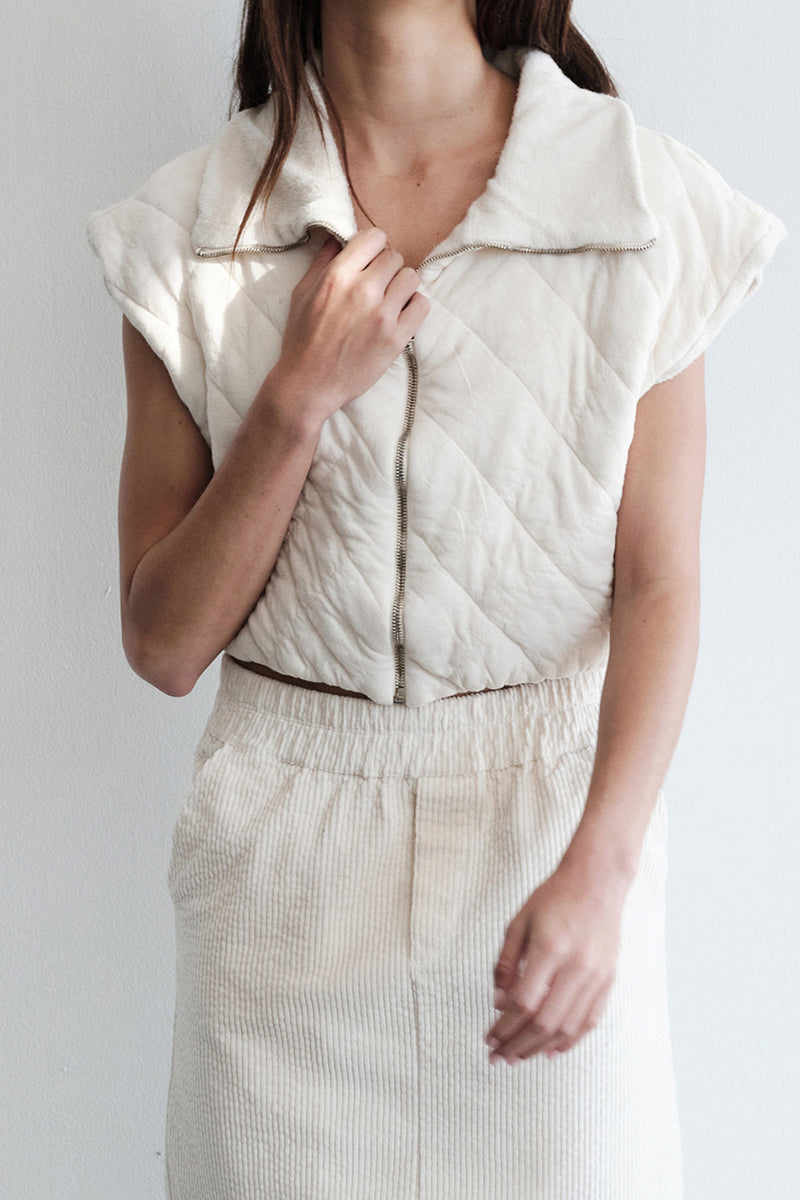 Quilted Cropped Zip Vest in Cream-close up 3/4 front